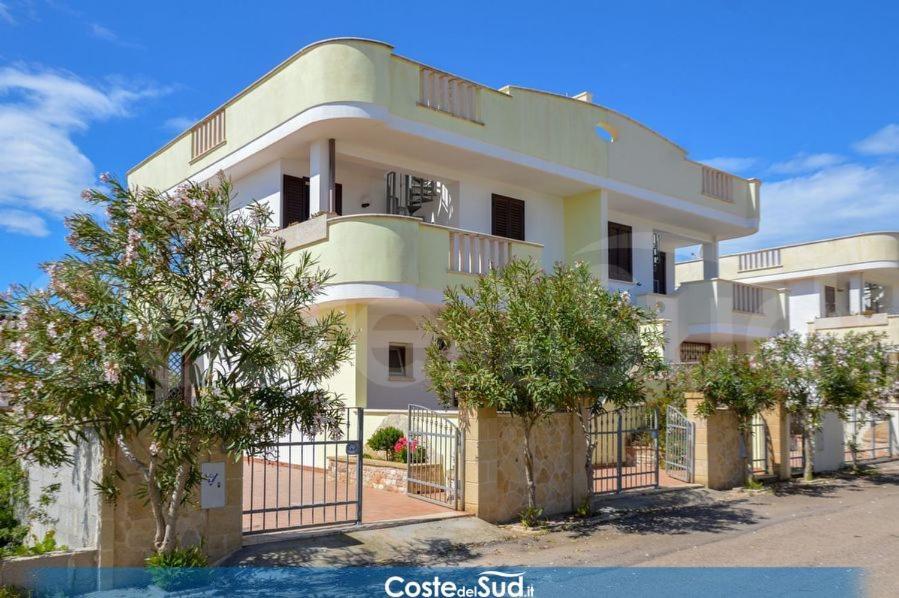 Case Vacanze Vista Mare Torre Pali Bagian luar foto
